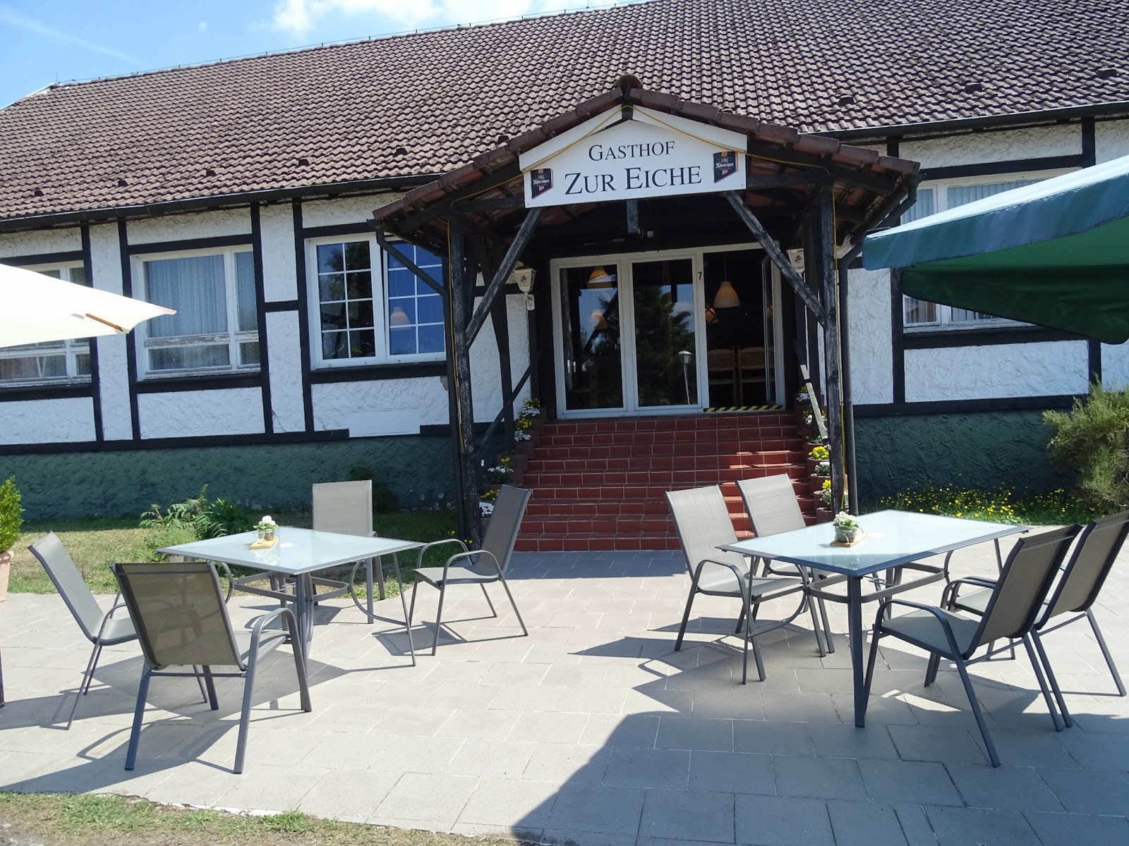 Fachwerk-Eingang des Gasthofs „Zur Eiche“ mit Terrasse