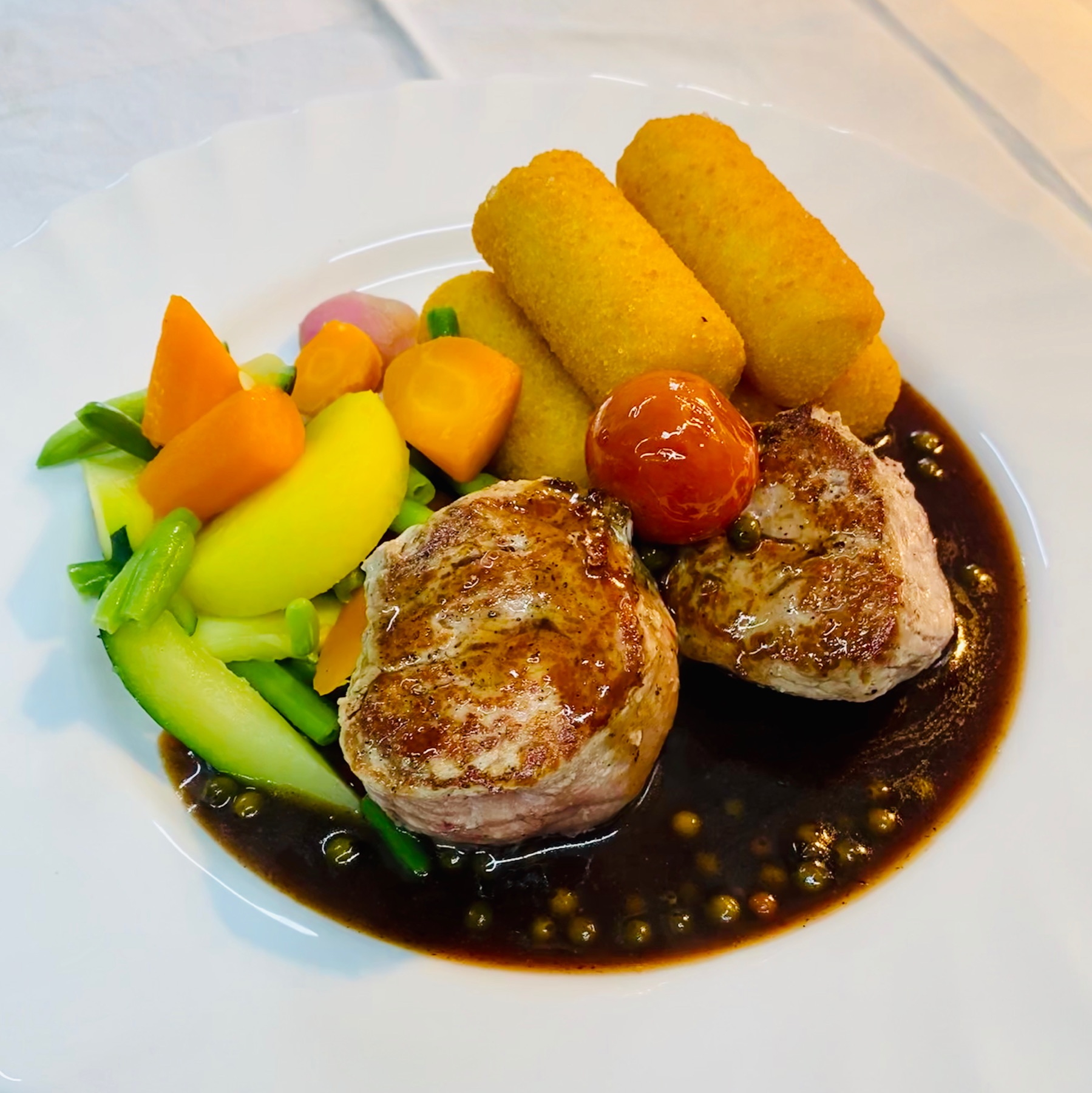 Schweinefilet-Medaillons mit Kroketten und Pfefferrahmsoße
